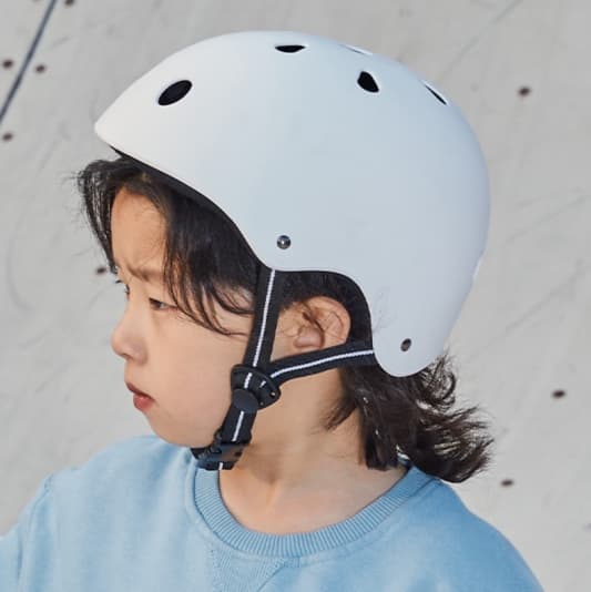 防災グッズ。災害時にも便利なお子様用ヘルメット。
